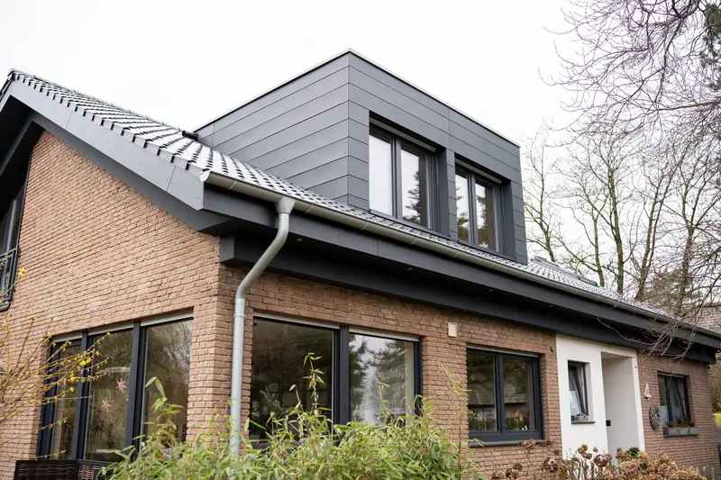 Klinkerhaus mit neuer Dachgaube in anthrazitfarbener Verkleidung