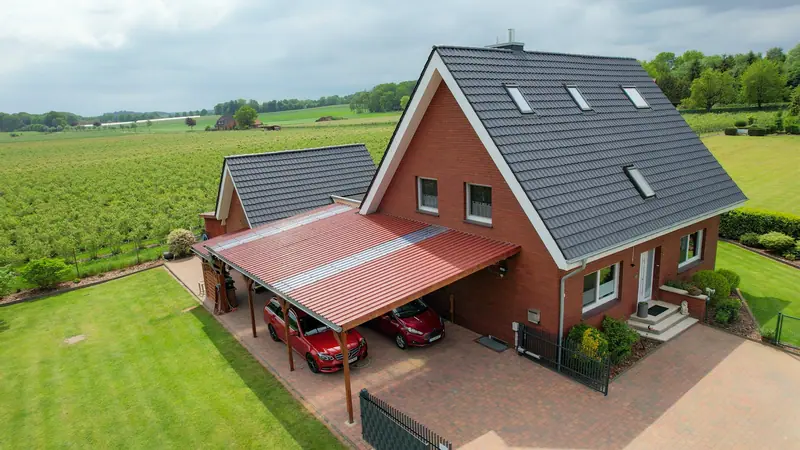 Rotklinkerhaus mit neu eingedecktem Satteldach und Carport, Luftaufnahme